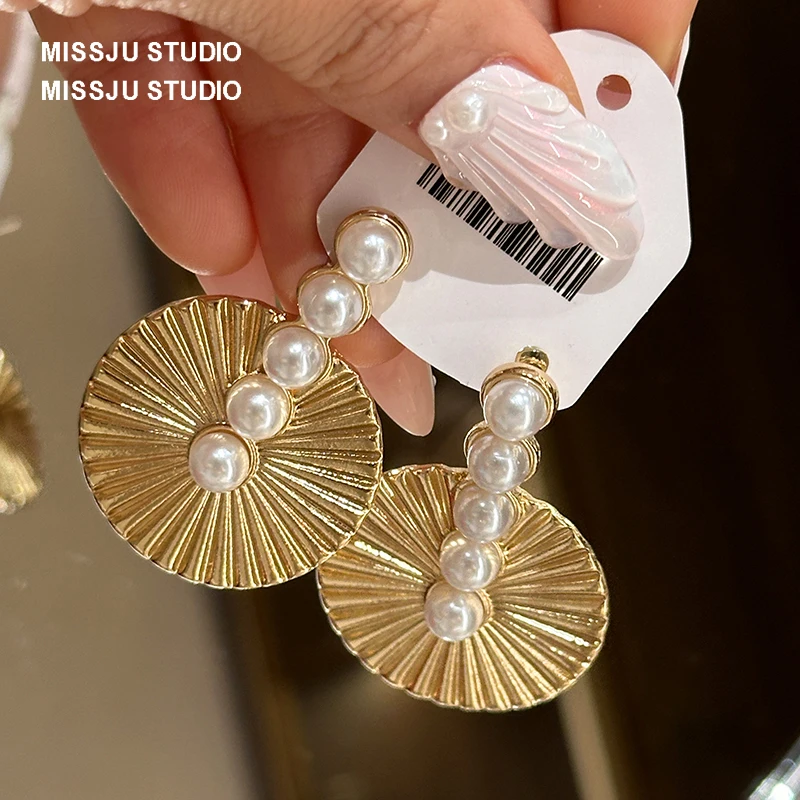 Lingzhi Wu Vintage Elegant Fan Pearls Earrings Mystery Exquisite Ear Decoration Personality Elegant New Arrival