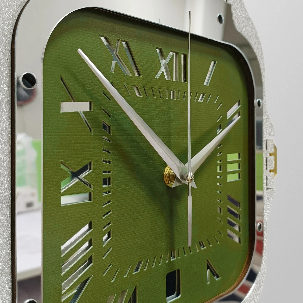 ساعة حائط على شكل ساعة يد بقرص - مراجعة Luxury Watch House وسعره