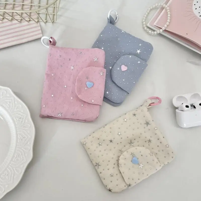 Weiche Aufbewahrungstasche aus Polyester mit glänzendem Sternmuster und Herzdekor, ideal zum Aufbewahren von Kopfhörern, Lippenstiften und kleinen Gegenständen für den täglichen Gebrauch. – Detail 2