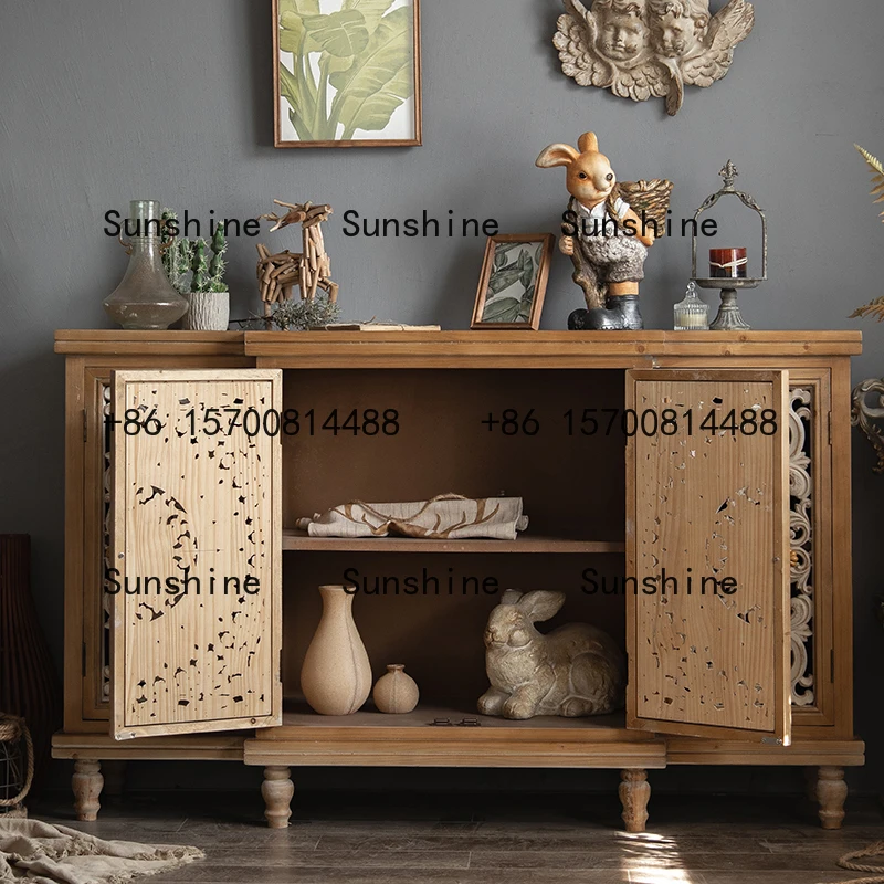 خزانة جانبية لتناول الطعام على الطراز الريفي الأمريكي، وخزانة ذات أدراج لمدخل غرفة المعيشة