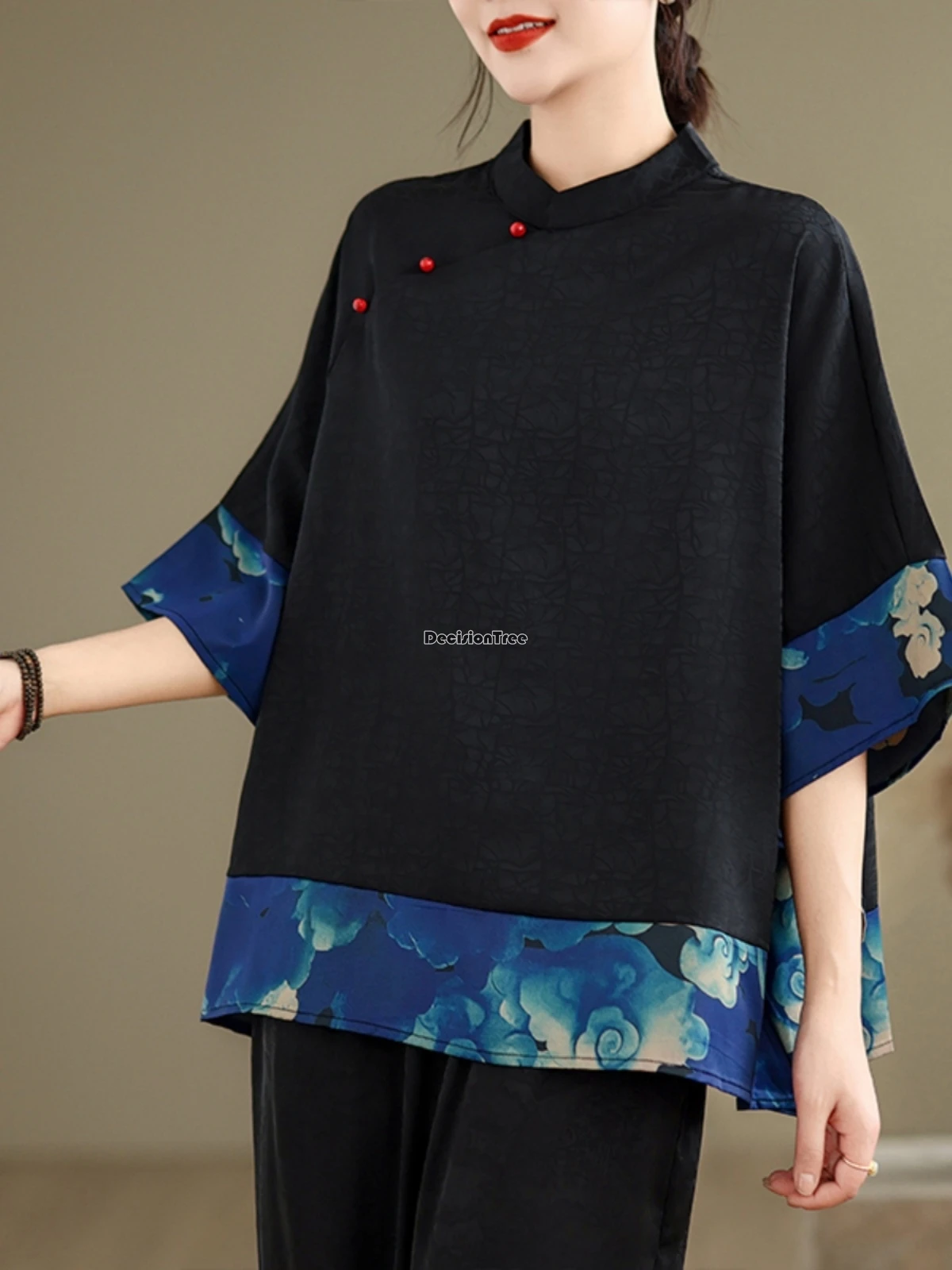 بلوزة تانغ بأكمام نصف كم على الطراز الوطني الصيني القديم لعام 2025 بلوزة نسائية صيفية فضفاضة على الموضة من شيونغسام t001