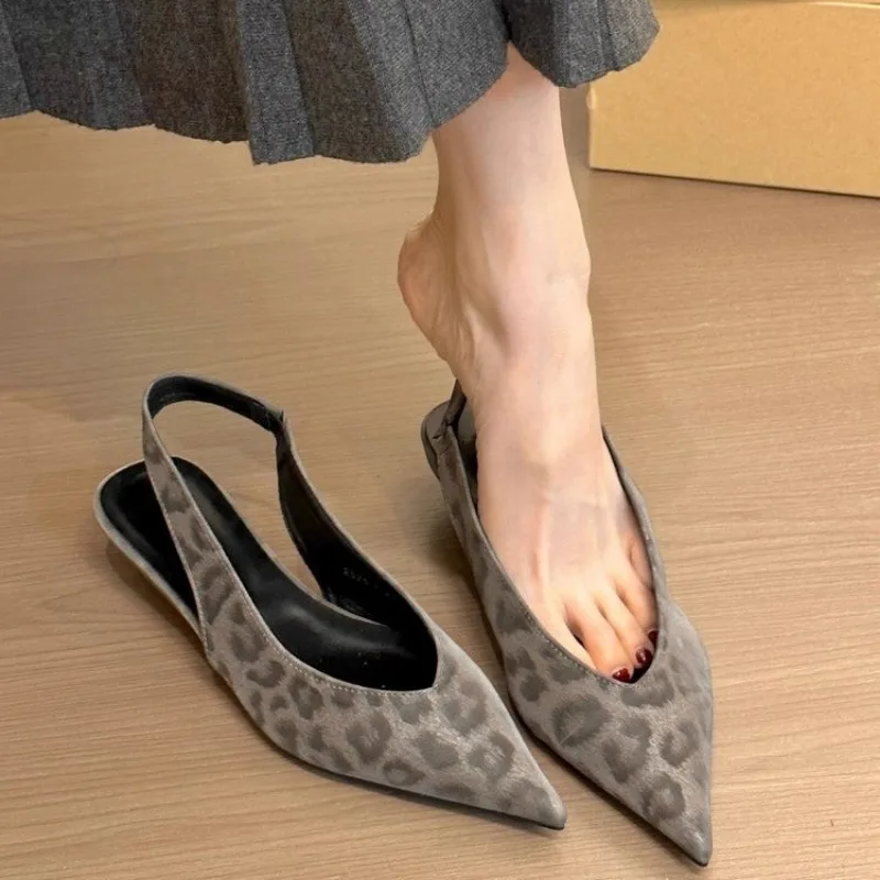 2025, frühjahr Neue Marke Frauen Sandale Mode Spitz Flach Slip auf Damen Slingback Schuhe Niedrigen Keilabsatz Maultiere