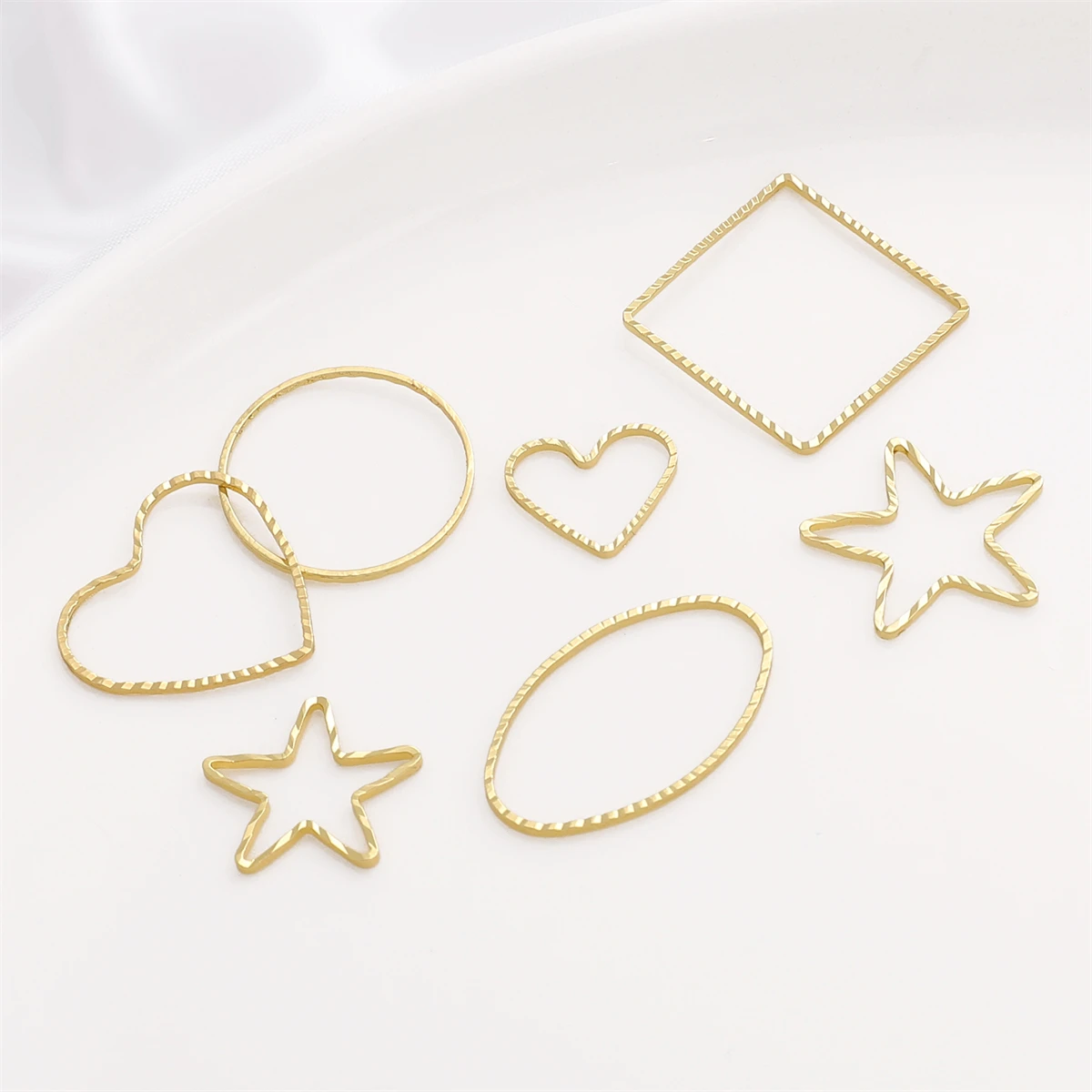 4pcs 14K Gold Plated Brass Geometry Circle Heart Star Charms Pendant for Womens' Earring Necklace Jewelry Findings Making