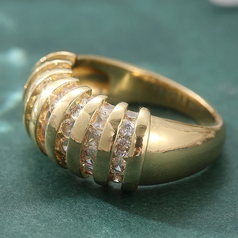 Schillernder Eingelegter Weißer CZ Damenring Exquisiter Goldfarbener Geometrischer Ring für Tägliches Tragen Partyschmuck Jubiläumsgeschenk – Detail 3