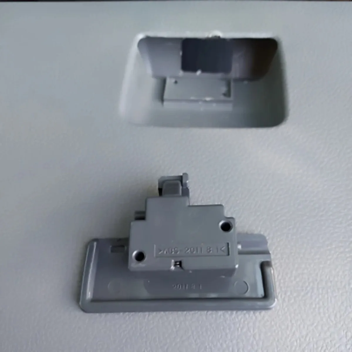 Cubierta de tapa de guantera, conjunto de Clip de manija de bloqueo gris para Opel Agila Suzuki SX4 Swift, accesorios de coche 7343063J02P4Z 7343063J02V6N