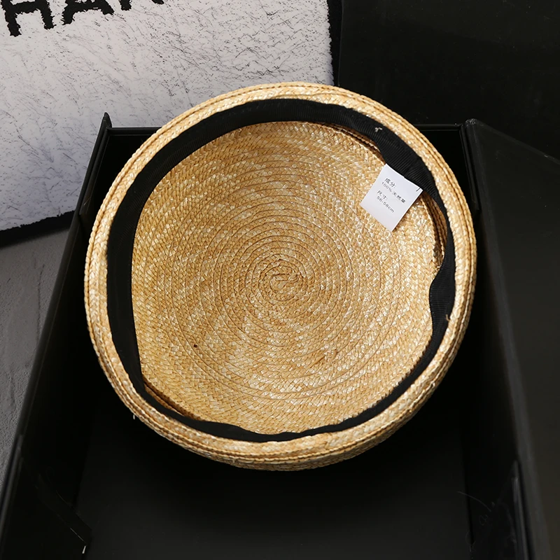 2025 جديد الصيف المنسوجة يدويا 100% القش قبعة المرأة الطبيعية قبعة الشمس دائرة مقعر قبعة القش الكنيسة ديربي قبعة للشاطئ