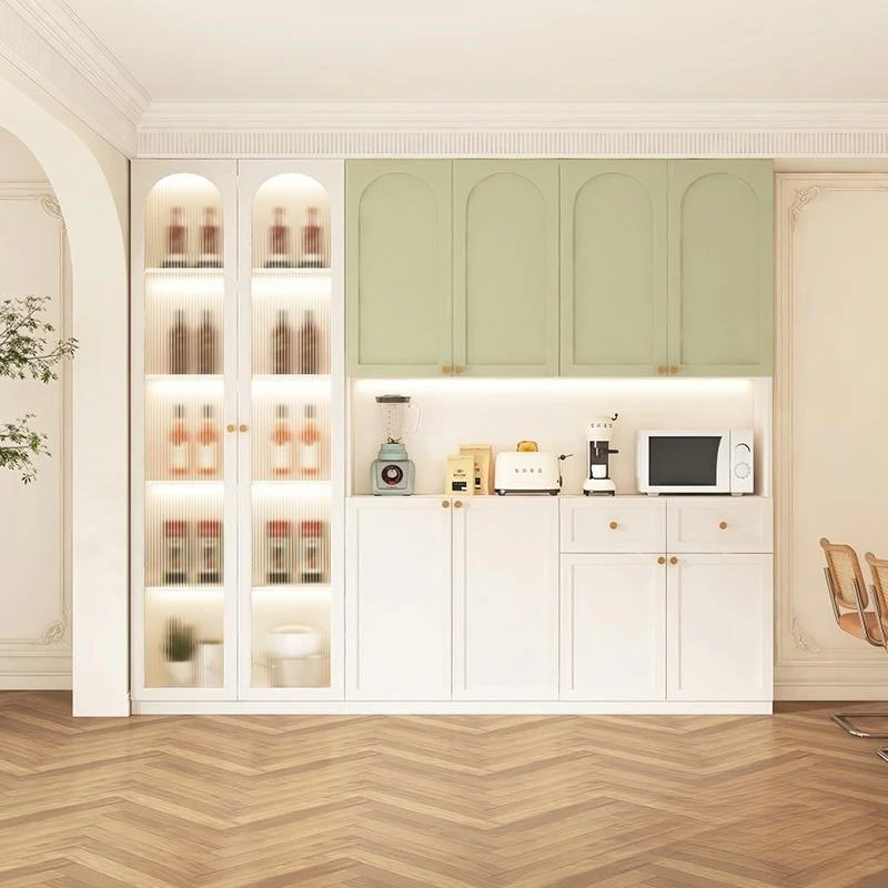 

Обеденный боковой шкаф в кремовом стиле, винный шкаф, встроенный высокий шкаф у стены гостиной