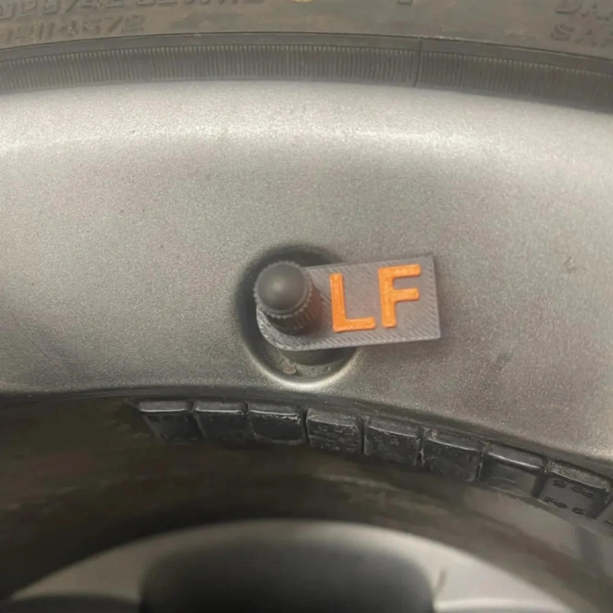 Tire marking stickers, automotive maintenance positioning assistance tools. Suitable for tire repositioning and repair scenarios
