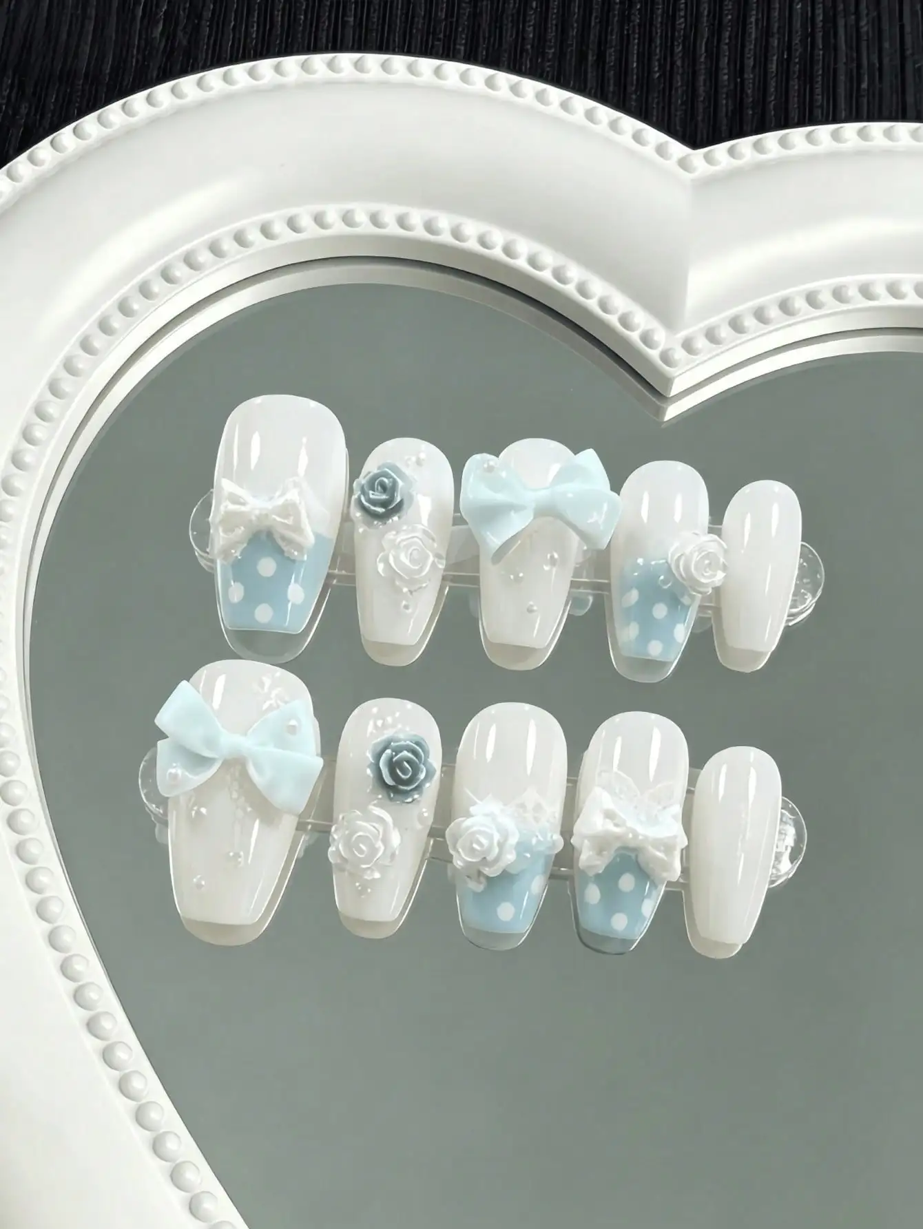 10 faux ongles en forme de cercueil, longueur moyenne, de couleur blanc laiteux contrastant et bleu clair, avec dentelle peinte à la main, pois, roses 3D, nœuds et décorations de perles, dans un style français délicat, parfaits pour les jeunes filles, les rendez-vous et les occasions mûres, livrés avec colle gel et lime à ongles.