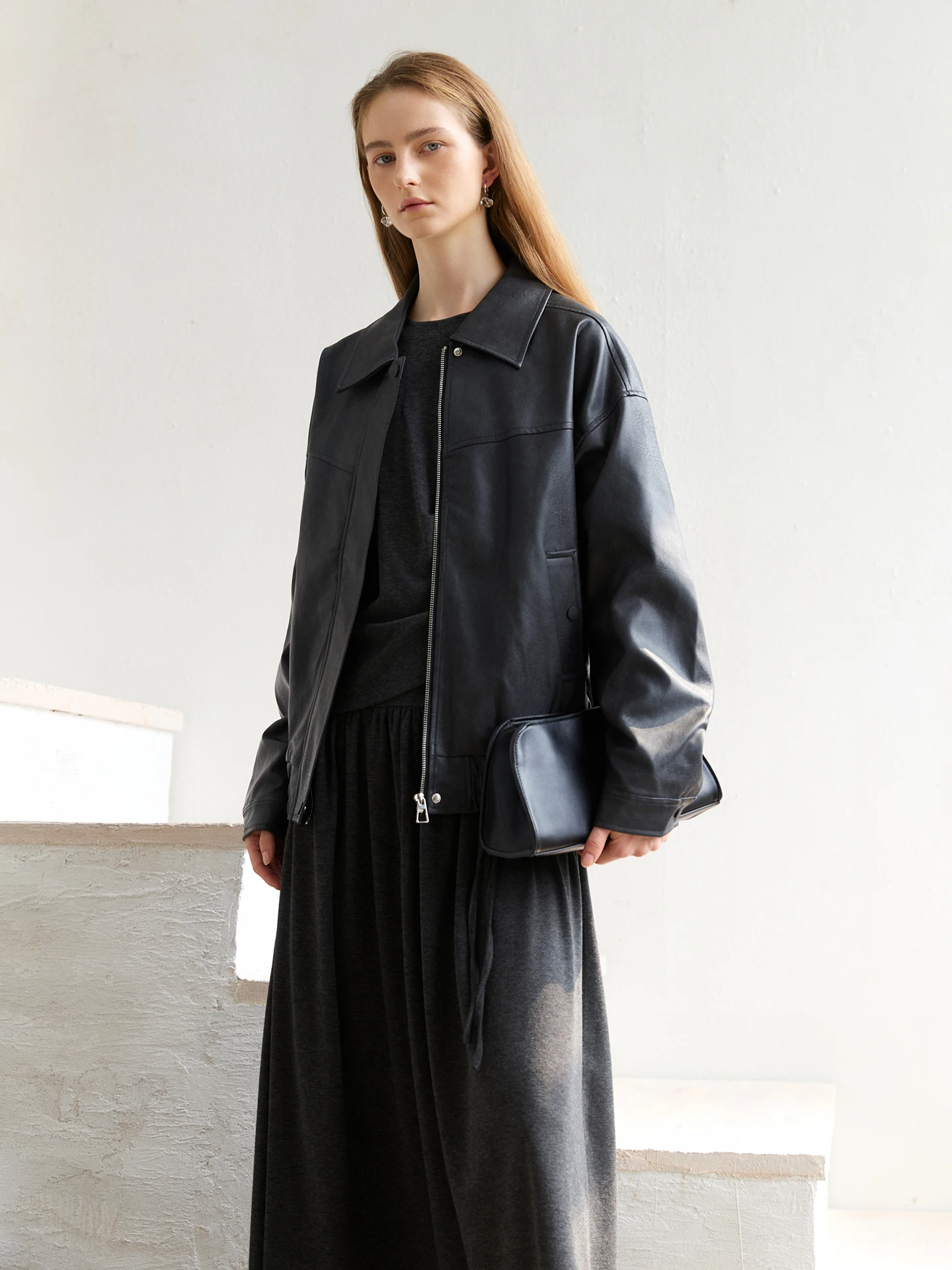 Jaqueta Feminina de Couro Ecológico com Textura Retrô Envelhecida, Outono Inverno, Ombro Caído, Manga Longa, Zíper e Gola