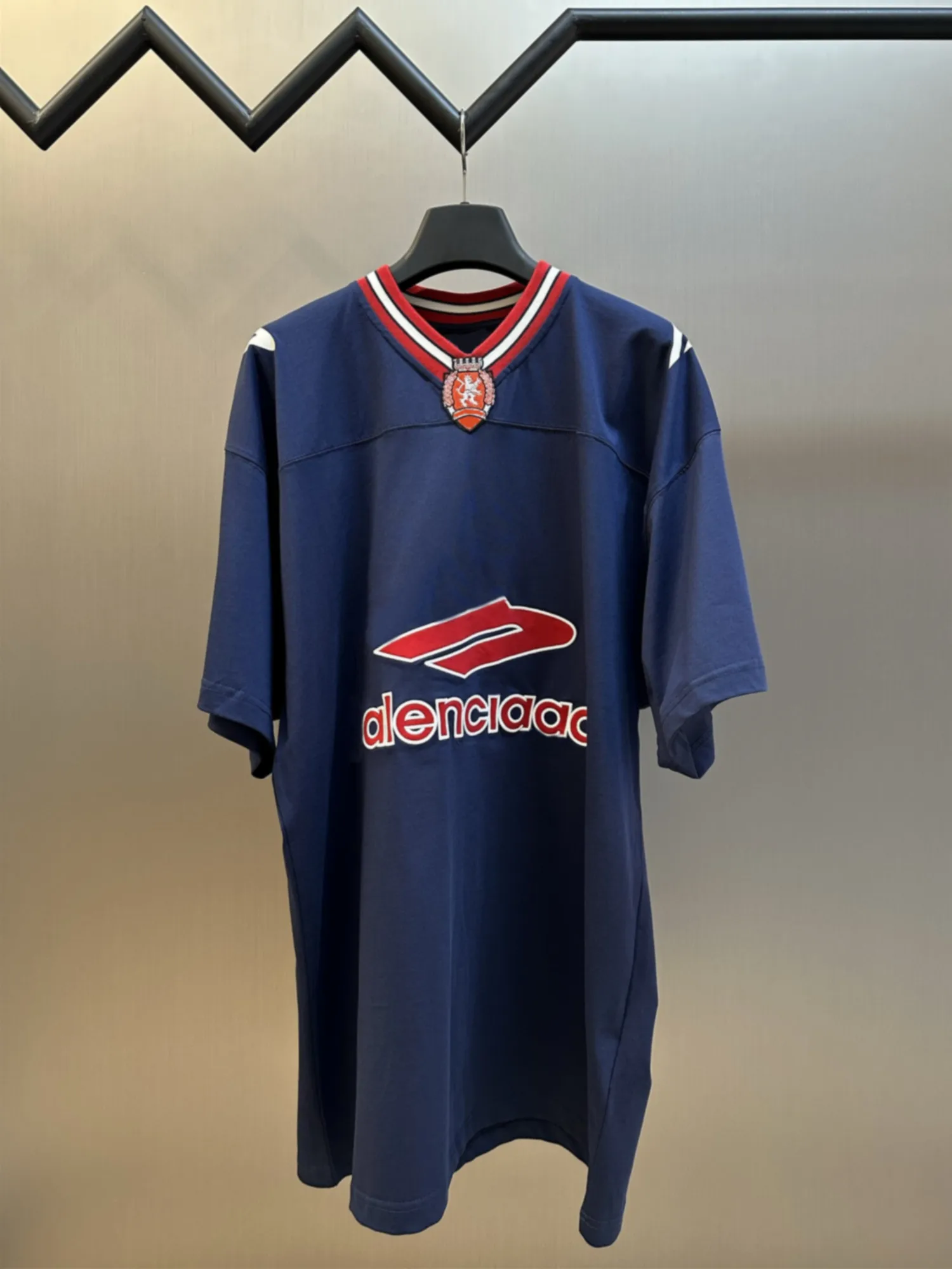 

Новая коллекция 2026: Весенне-летние мужские и женские футболки с коротким рукавом и V-образным вырезом, в стиле колор-блок, с дизайном в духе Манчестер Юнайтед.