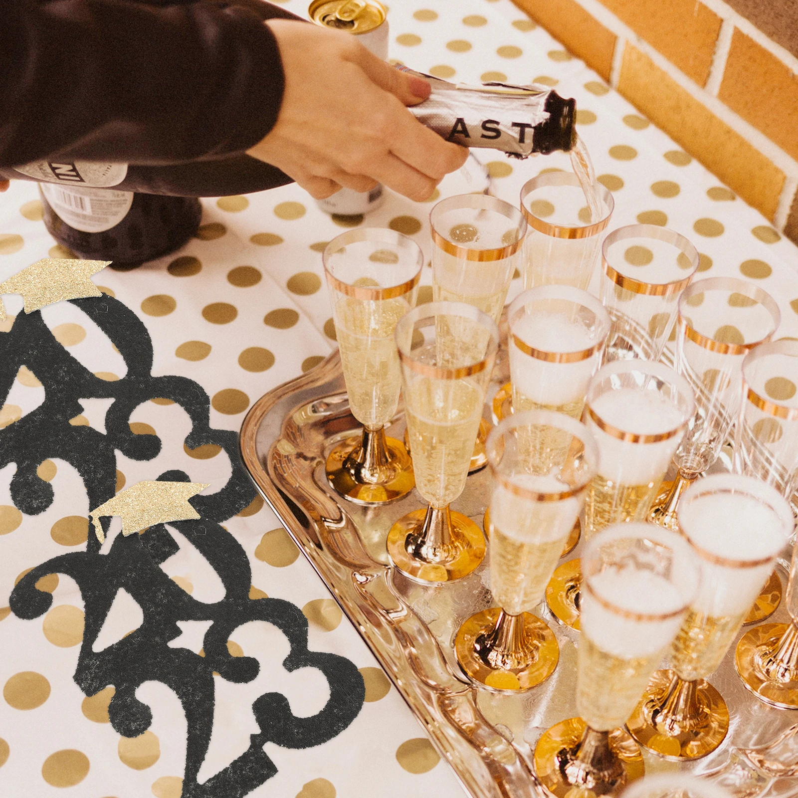 

24pcs Graduation Hat Wine Glass Decor 2023 Party Layout Prop Bottle Decoration Tag Table Centerpiece Grad Favor Supplies