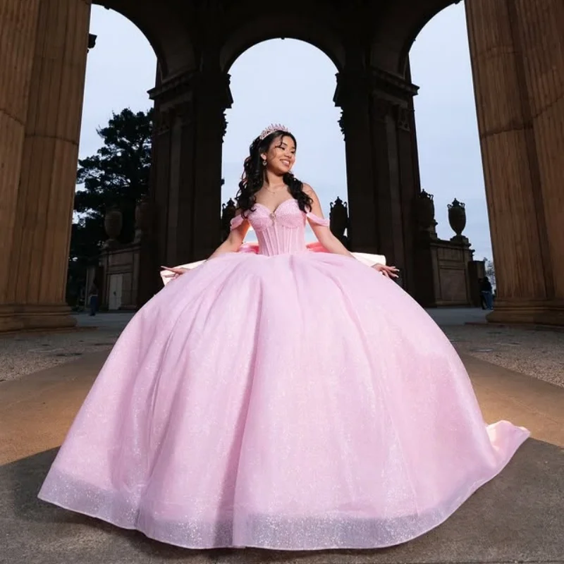 Vestidos de quinceañera de color rosa brillante personalizados con hombros descubiertos, apliques de lentejuelas, lazo de cristal en capas, Vestido de cola larga 15 para quinceañeras