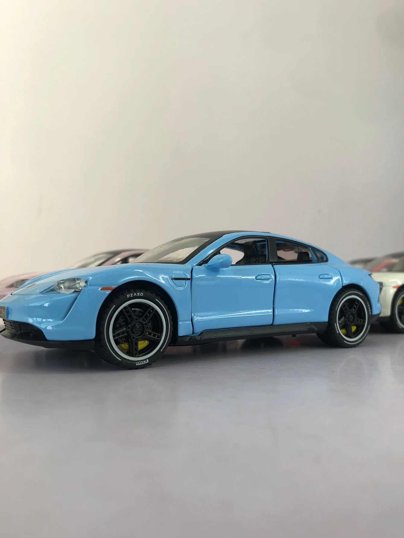 

1:32 имитация модели купе из цинкового сплава, статическое украшение, металлический коллекционный подарочный автомобиль