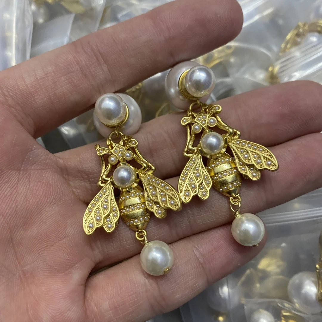 European and American popular retro style bee pearl earrings