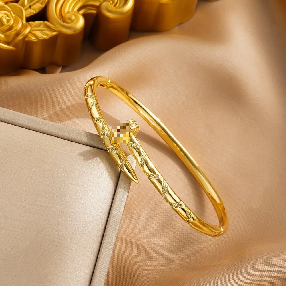 สร้อยข้อมือเล็บท้องฟ้าเต็มไปด้วยดวงดาวอเนกประสงค์พร้อมฝังเซอร์โคเนียทองแดง เครื่องประดับระดับไฮเอนด์และทันสมัยสําหรับเด็กผู้หญิง