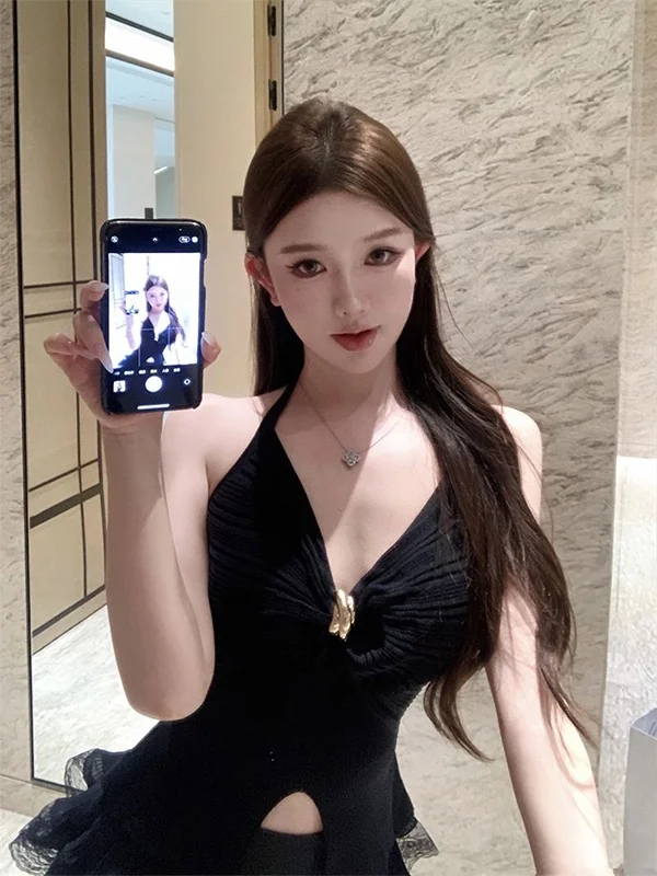 توب نسائي صيفي 2025 بقصة ضيقة ورقبة على شكل V، محبوك، بحمالات مكشوفة الكتفين، بتصميم سترة بحمالات وحزام، بأسلوب عصري