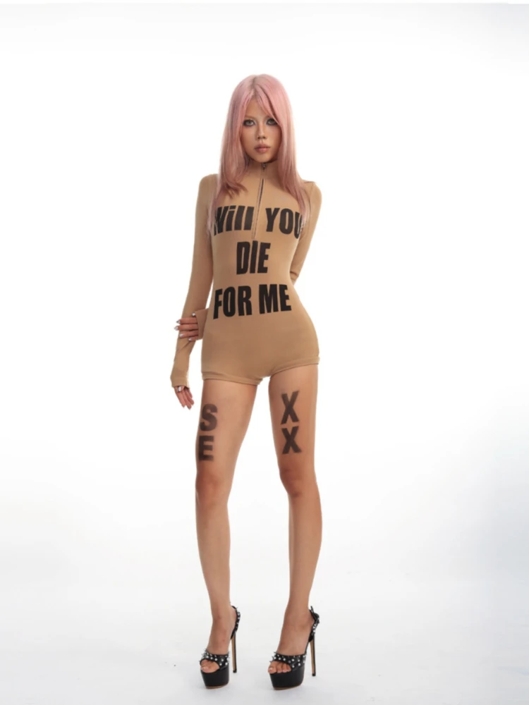 Damski, edgy punkowy kombinezon na rok 2025 - kombinezon z długim rękawem, zapinany na zamek, z nadrukiem liter, dopasowany krój, moda streetwear na wiosnę i jesień.