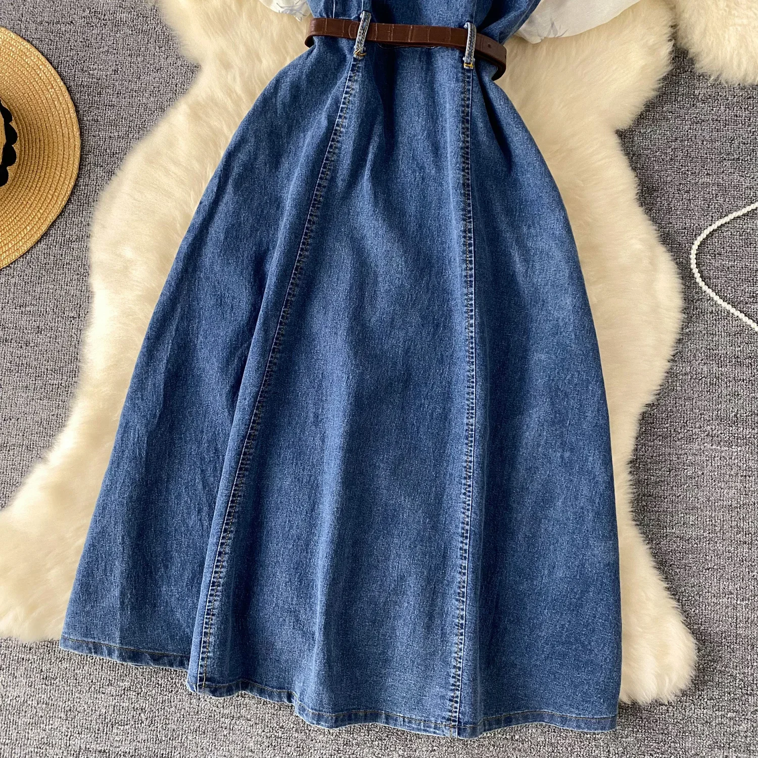 半袖シングルブレストデニムドレス。女性の夏の新しいスタイルのデザインセンススクエアカラーバブルスリーブスプライシングロングドレス