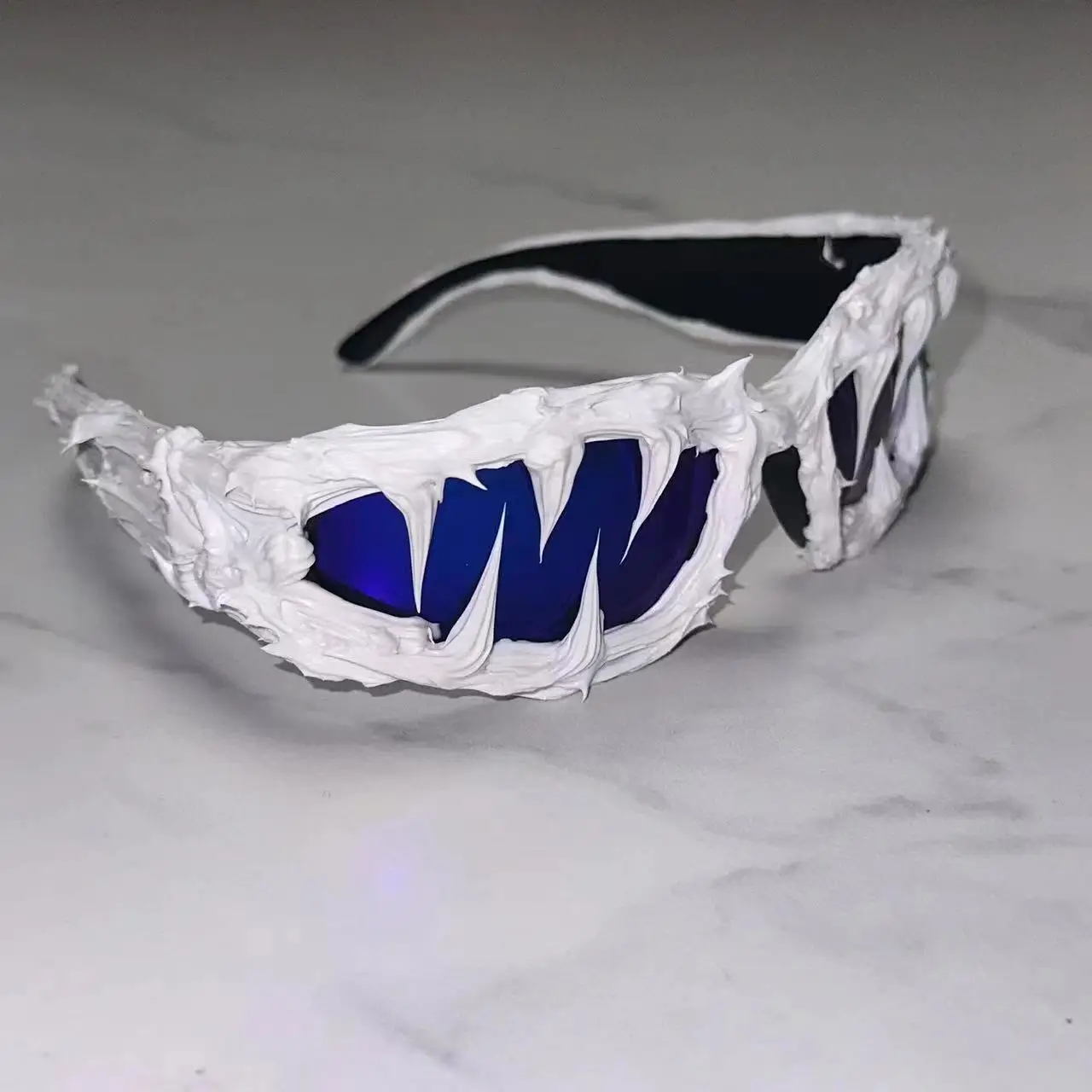 Unisex-Halloween-Dekorbrille, dunkle Serie, Tropfensonnenbrille, Haifischzähne, Avantgarde-Brille – Detail 4