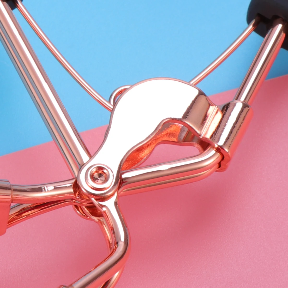 

Lash Makeup Tool Rose Gold Eyelash Curler with Flexible Spring Exquisite Build Anti-Slip Handle Ideal for Look