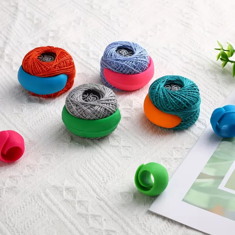 4pcs Knitting Loop Rings Set, Yarn Guide Finger Holders, Sewing Thread Spools, Crochet Ring Accessories for Crafts, Red & White