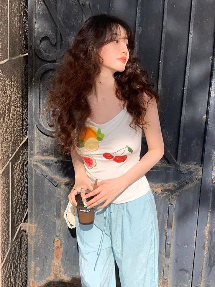 เสื้อกล้ามคอวีพิมพ์ลายผลไม้สีสันสดใสสไตล์อเมริกันหวานซ่อนเปรี้ยวสำหรับผู้หญิง