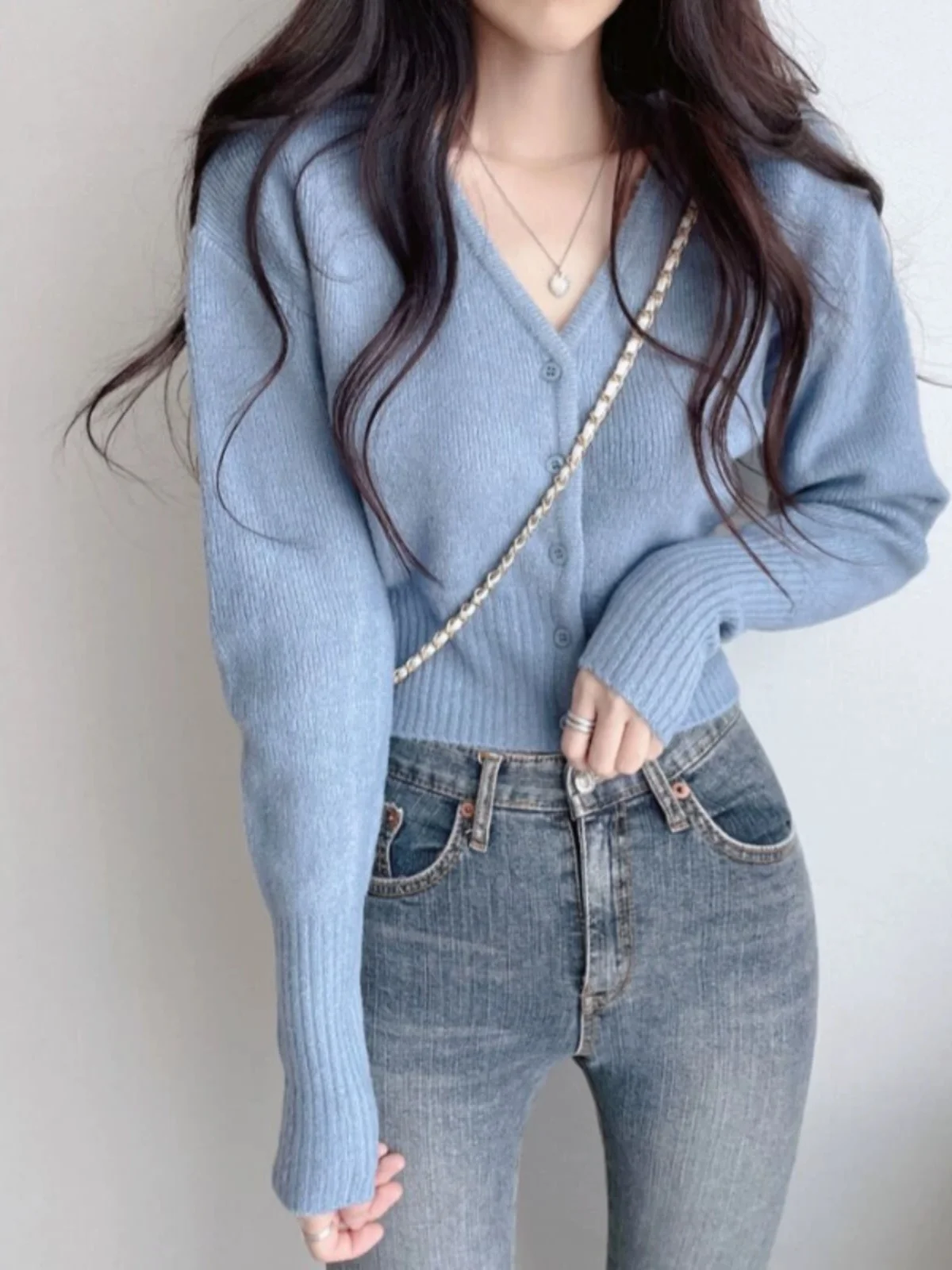 كارديجان نسائي محبوك برقبة على شكل V، سترة قصيرة بدون أكمام للتنحيف، ملابس خارجية تبرز الخصر، موضة خريفية وربيعية مثيرة