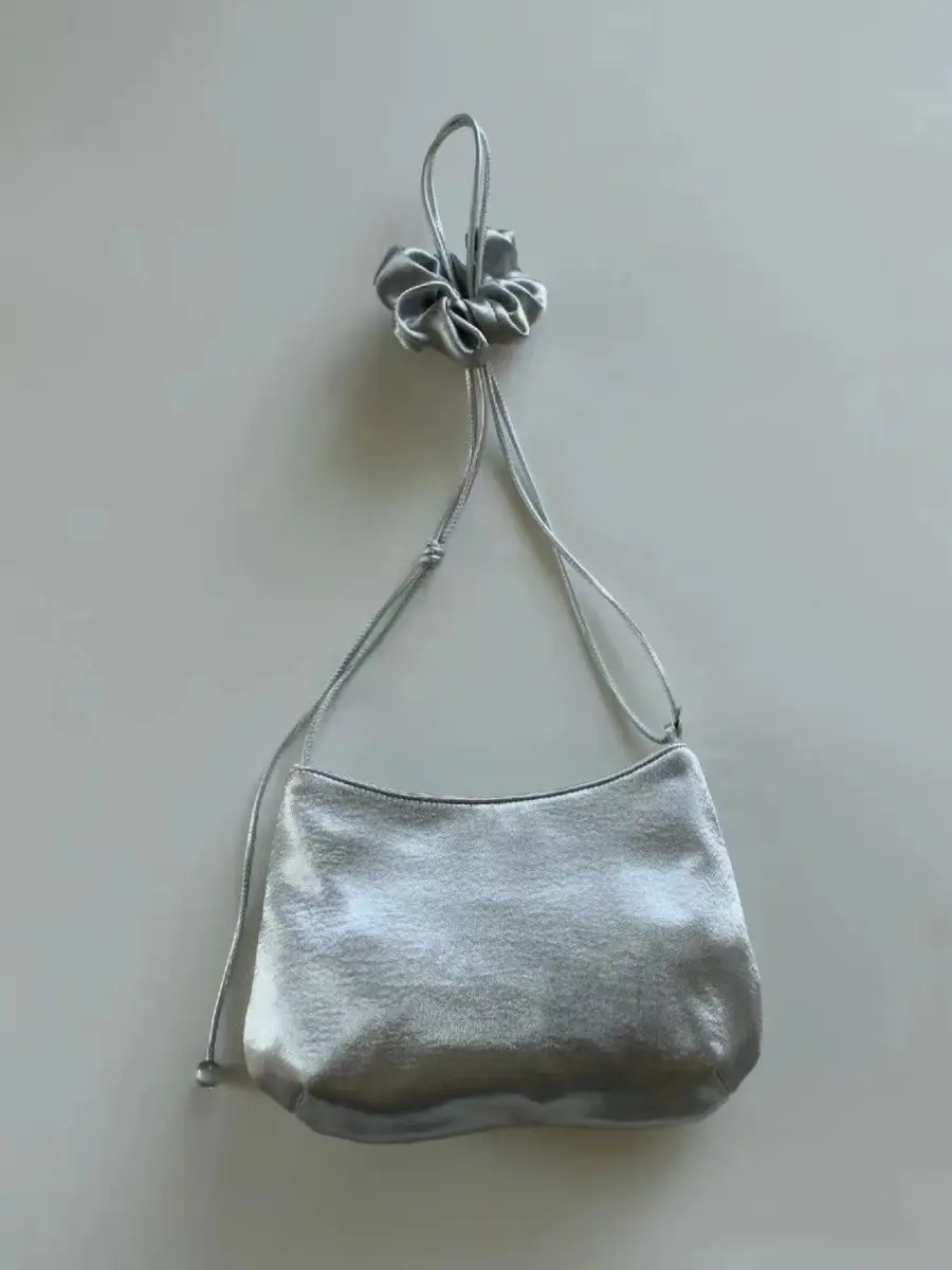 Borsa a secchiello in raso argento Miyagawa per donna 2024 nuova moda coreana nicchia pendolarismo semplici borse a tracolla a spalla singola