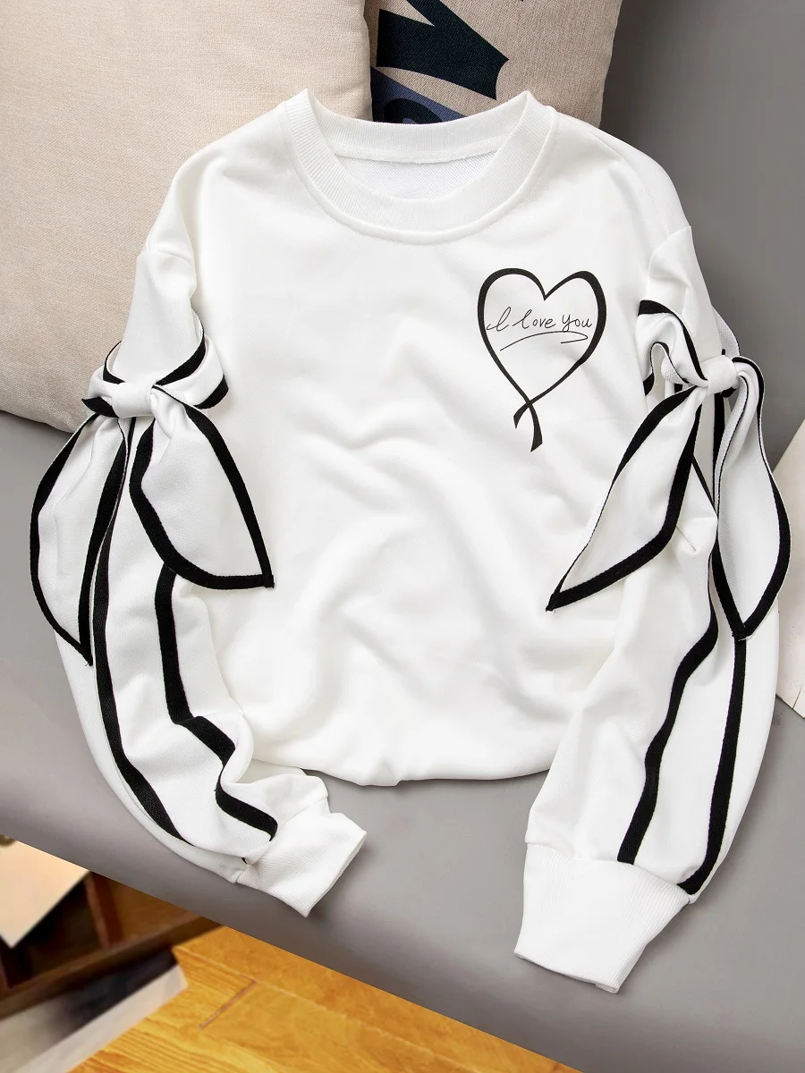 سترة خريف/شتاء بأكمام طويلة معقودة ومزينة بحروف الصدر وطباعة الحب ورقبة دائرية