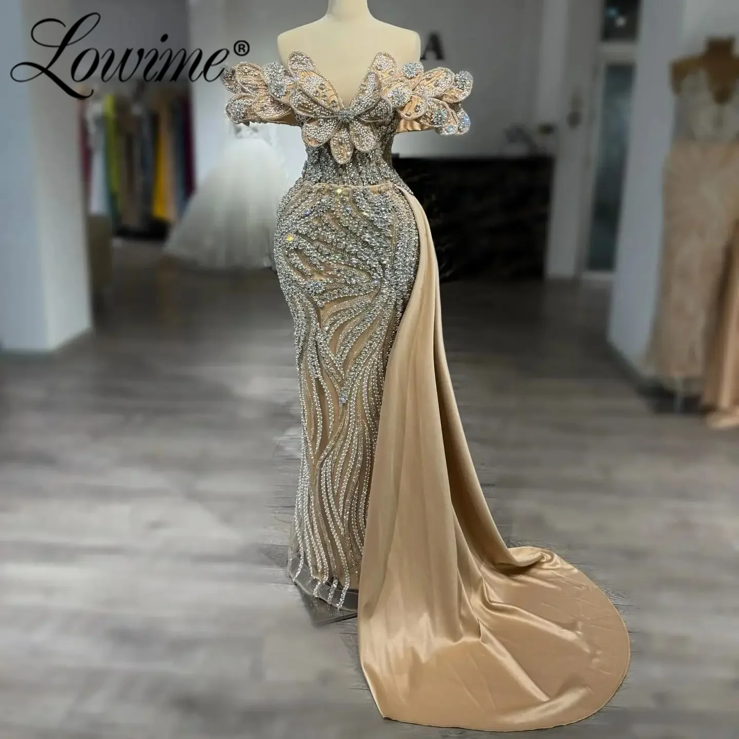 2026 الشمبانيا فساتين لحضور الحفلات الموسيقية الطويلة مع الجانب قطار بلورات مطرز فستان الحفلات العربية قبالة الكتف المرأة فساتين السهرة رداء