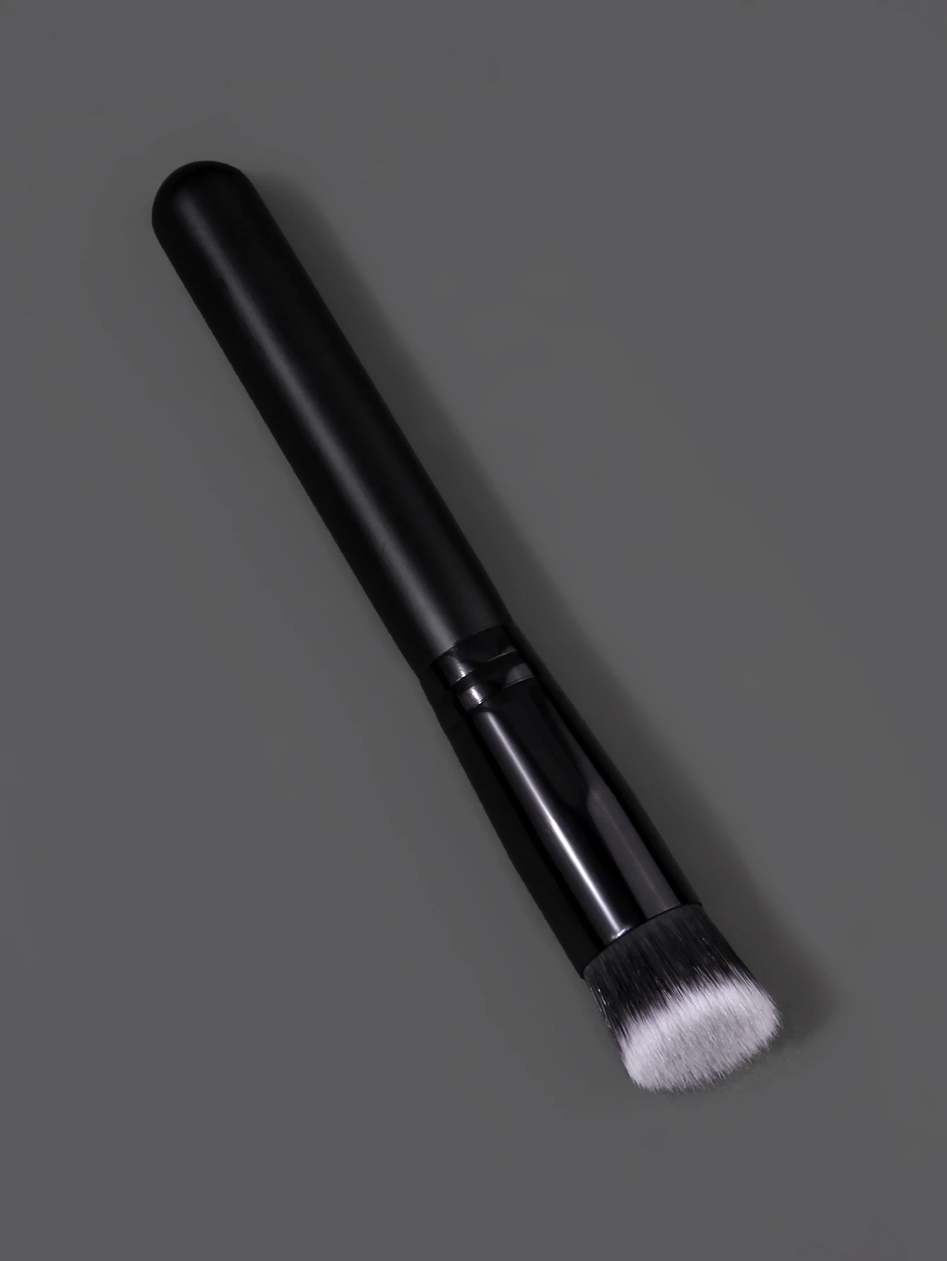 Angled Foundation Brush, Premium Makeup Brush for Liquid Cream Foundation, Streak-Free for Smooth Airbrushed Makeup Finish
