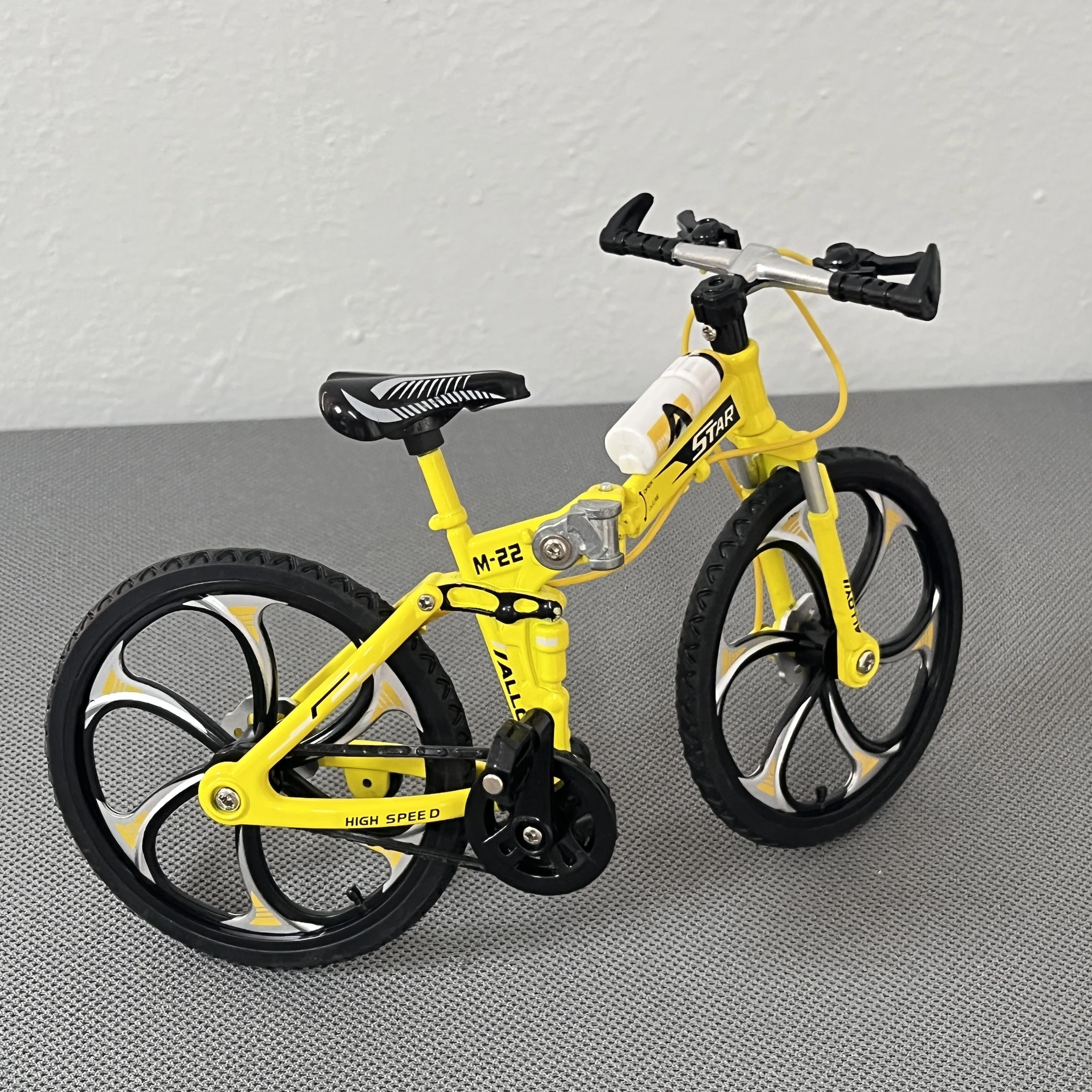 1:8 Mini Model roweru ze stopu Składana odlewana dekoracja Metalowy żółty palec Bmx Górski mini rower Symulacja Kolekcja zabawek