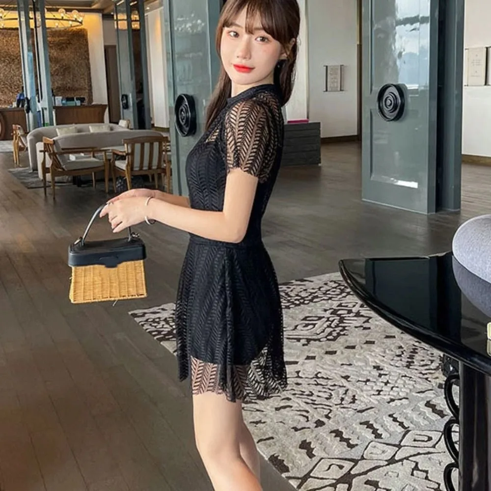 ชุดว่ายน้ำกระโปรงลูกไม้โปร่งตาข่าย โชว์หลัง ชุดว่ายน้ำชายหาด แขนสั้น มีฟองน้ำเสริมทรง สำหรับฤดูร้อน