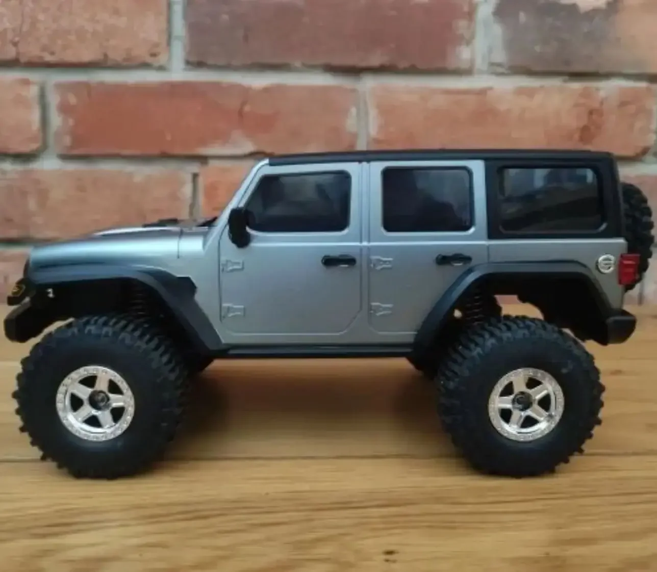 Jouet de voiture RC pour enfants, pleine échelle, Jeep Wrangler, modèle tout-terrain, quatre roues motrices, amortisseur amélioré, trois vitesses, 2.4G