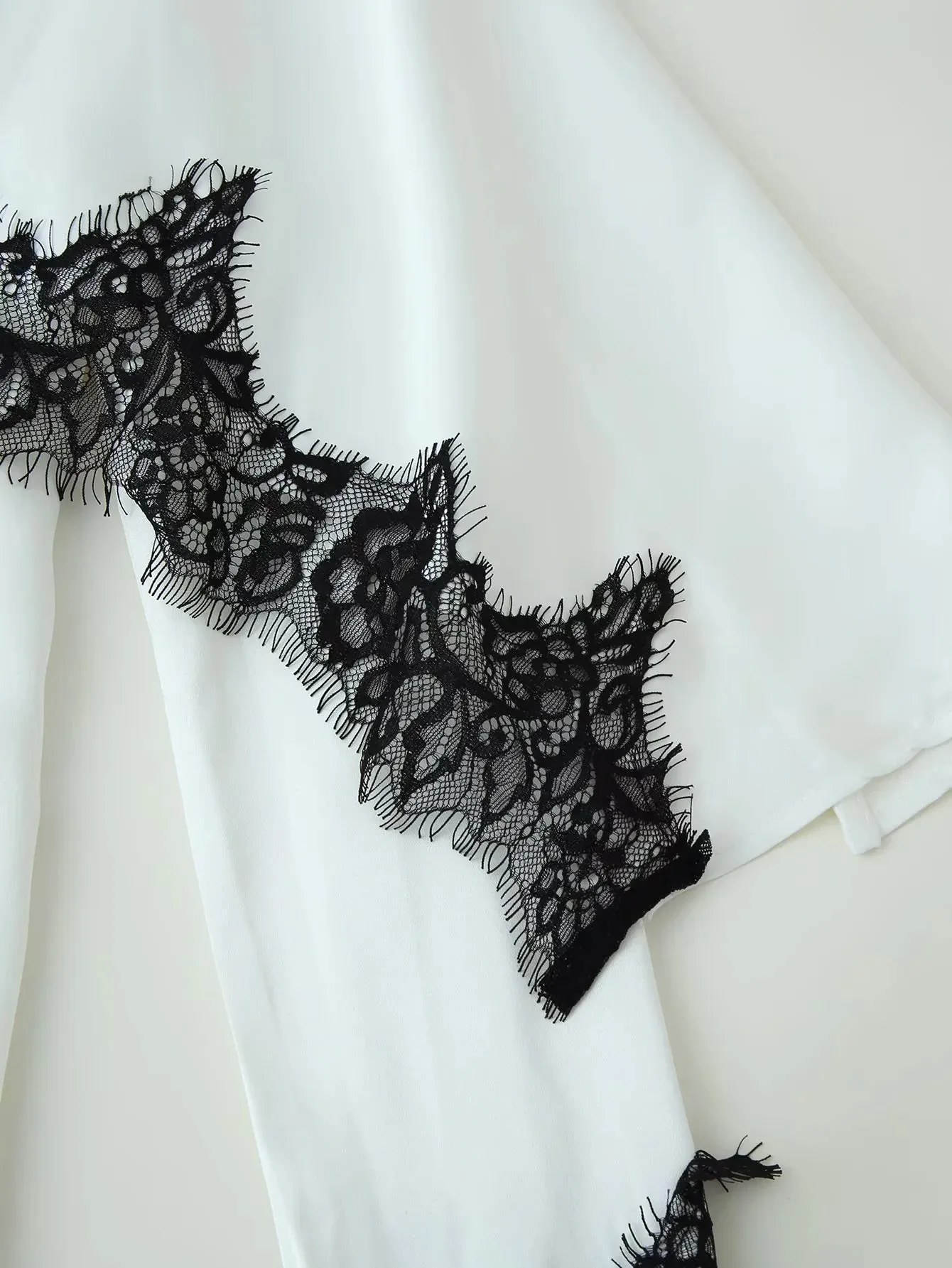 Elegante Damen-Bluse mit Spitzenbesatz und Kontrast-Schal-Design, Schicke Langarm-Bluse mit Taillenschnürung und Rundhalsausschnitt für Alltag und Dates – Detail 11