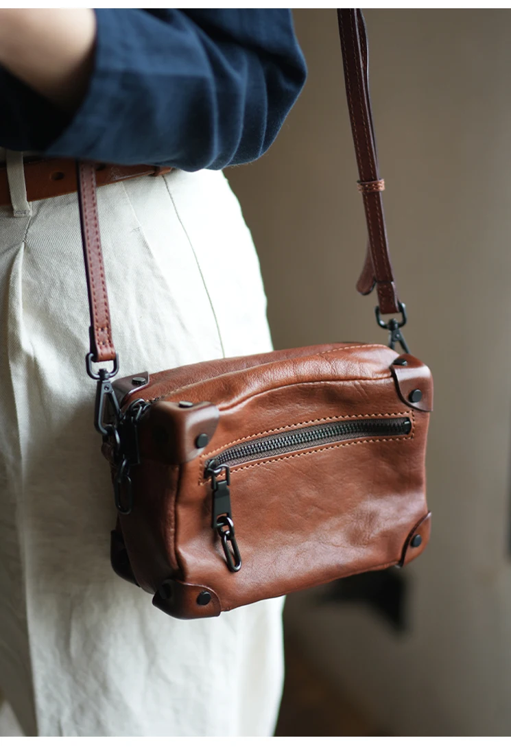 PNDME einfache Vintage-Umhängetasche aus hochwertigem Echtleder für Damen, luxuriöse handgefertigte Rindsleder-Schultertasche für Outdoor-Reisen. – Detail 6