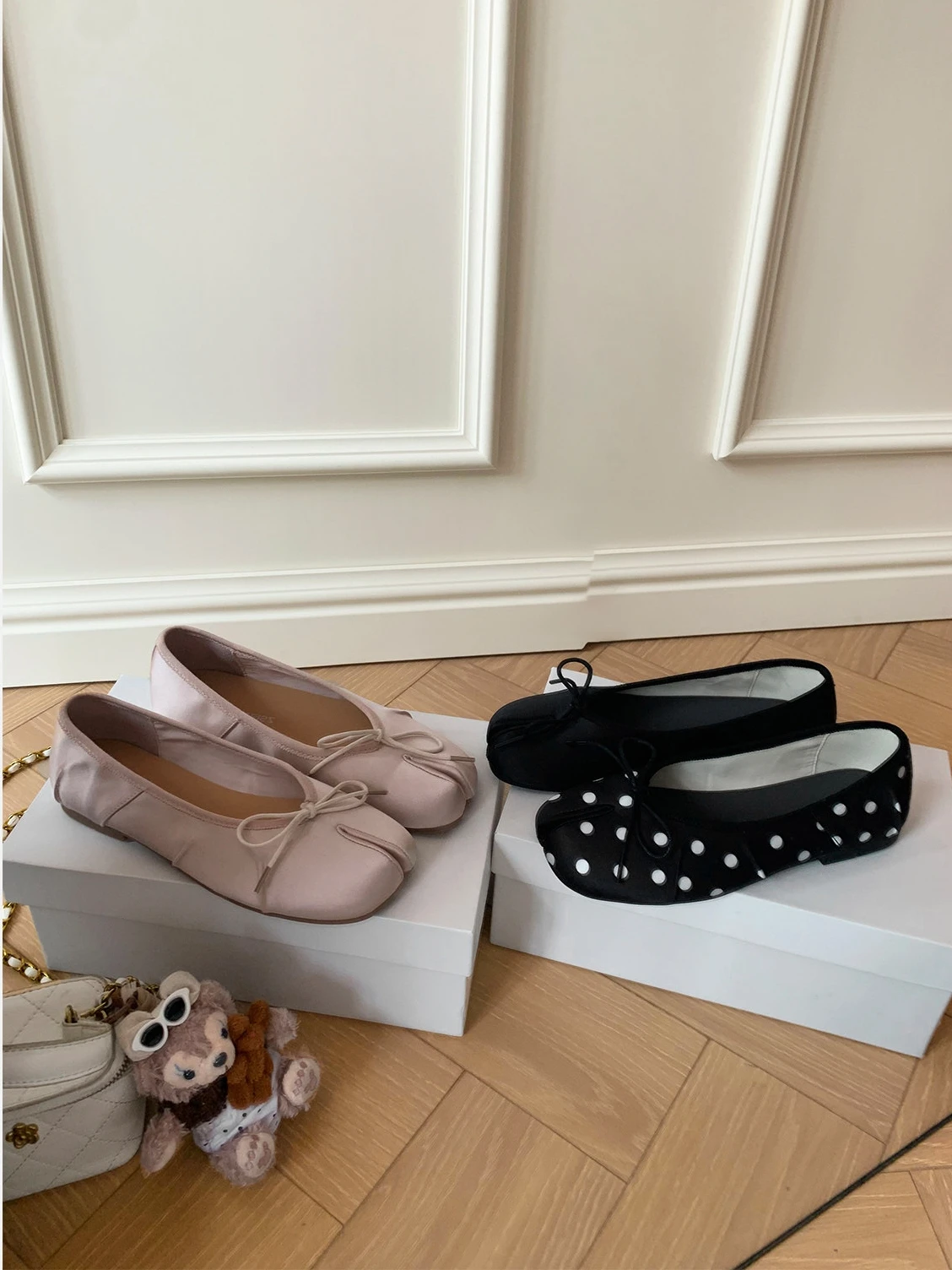 chaussures-plates-a-bout-fendu-en-satin-a-pois-pour-le-printemps-et-l'ete-style-sabot-de-cochon-a-enfiler-resistantes-a-l'usure-en-caoutchouc