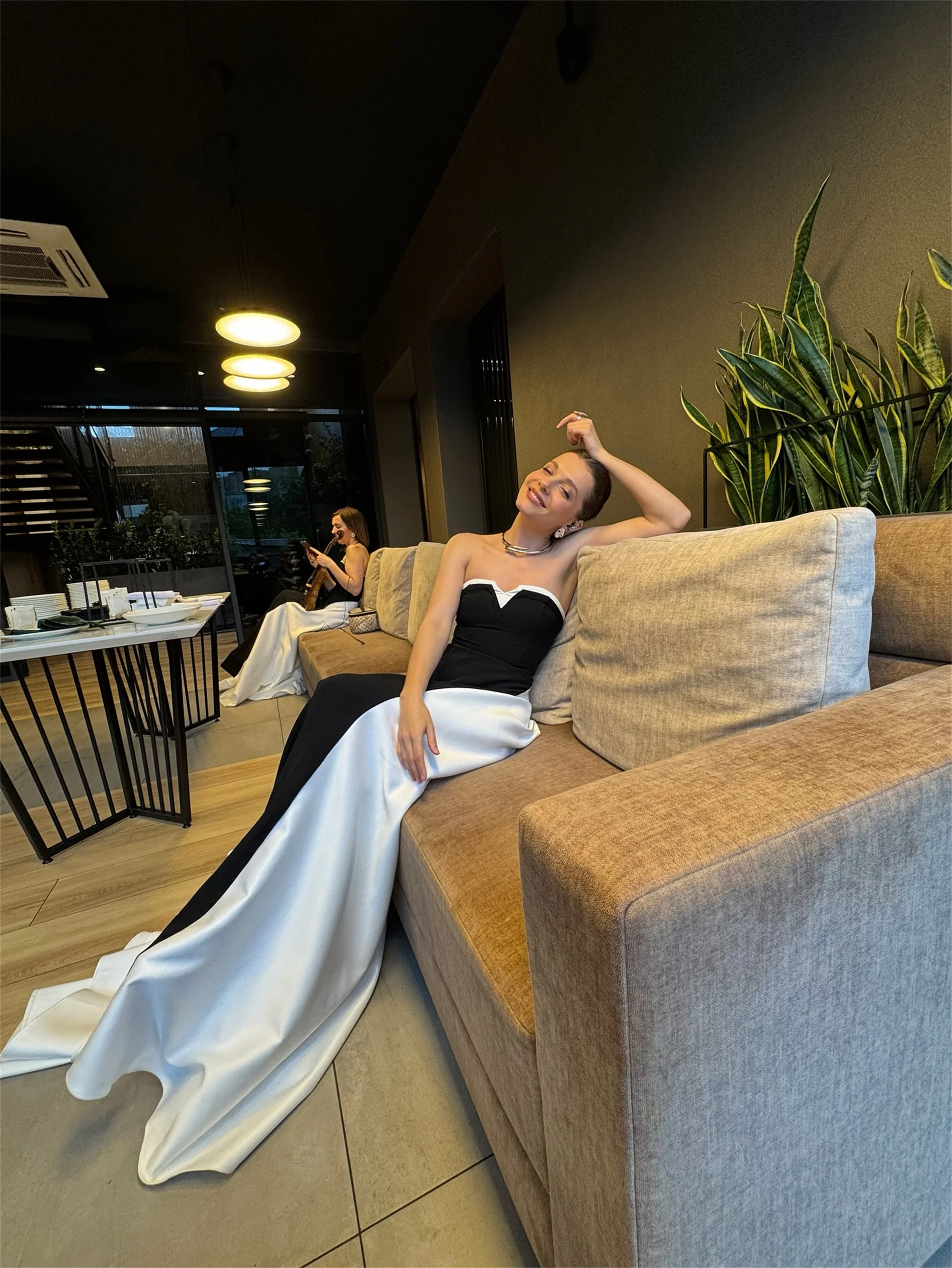 สีดําและสีขาว fساتแฟชั่นชุดราตรีคอวีโอกาสที่เป็นทางการชุด EVON เจ้าสาวที่กําหนดเอง