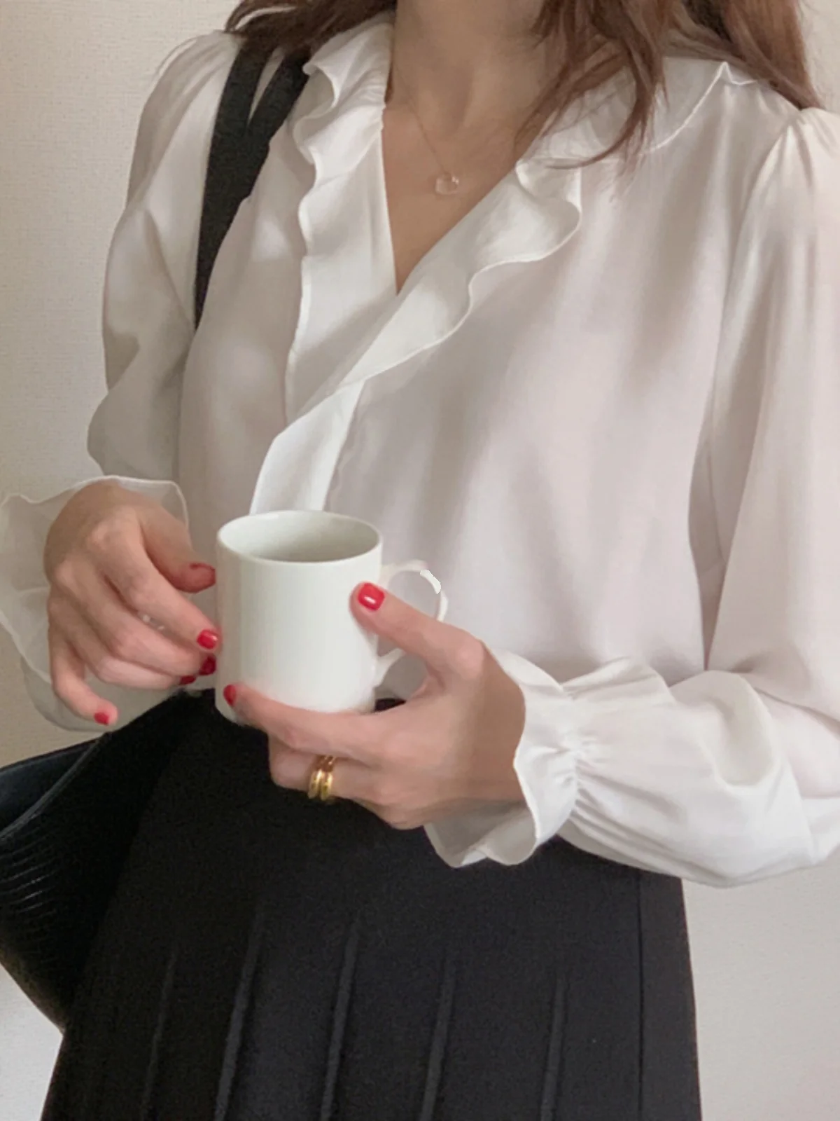 

Early Spring Women's Sweet Gentle Sle Long Sve V-Ne irt Korean Sle Petal Faionable Top Commute Sle Straig...