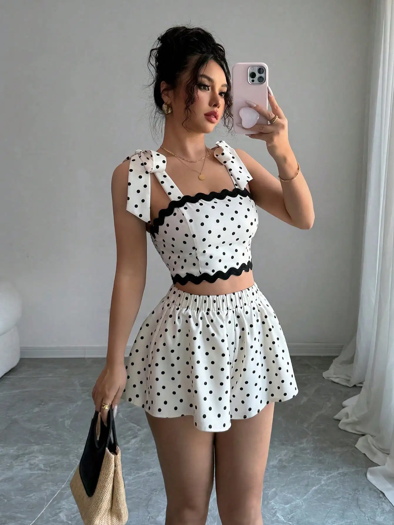 

Комплект из укороченного топа в горошек и расклешенных шорт с бретелями-бантиками