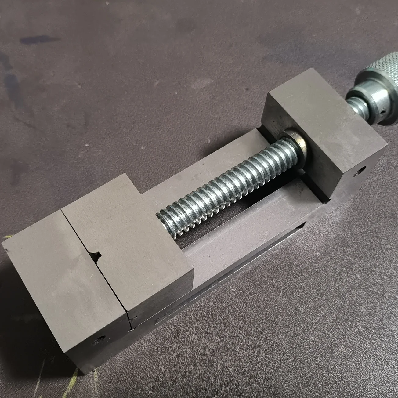 

Ручные плоскогубцы, шлифовальный станок с ЧПУ, небольшой приспособление, стол, простые тиски, крестообразный V-образный рот