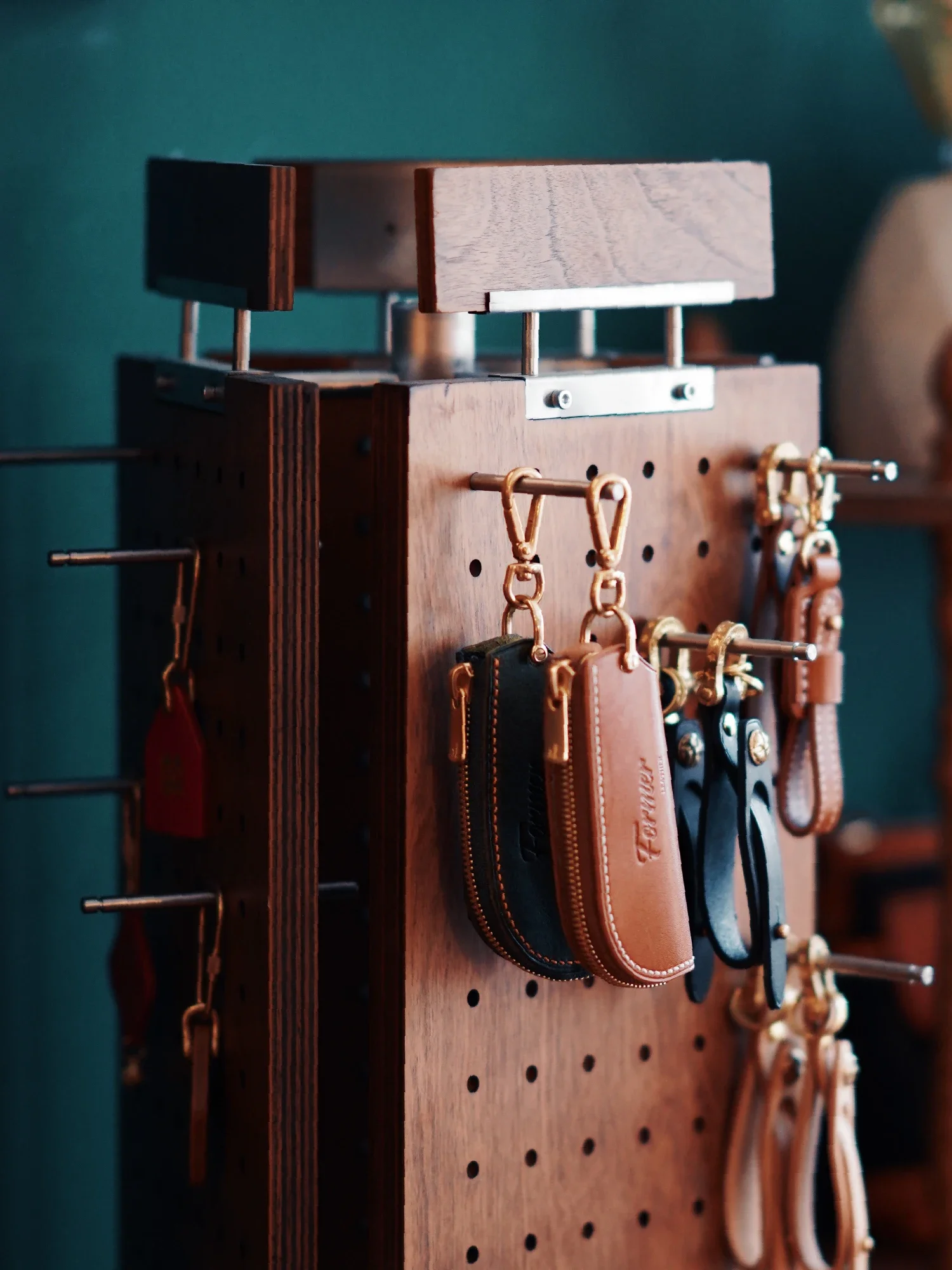 Rotating hole board display rack three-sided rotating retro industrial style storage rack wooden jewelry hanger