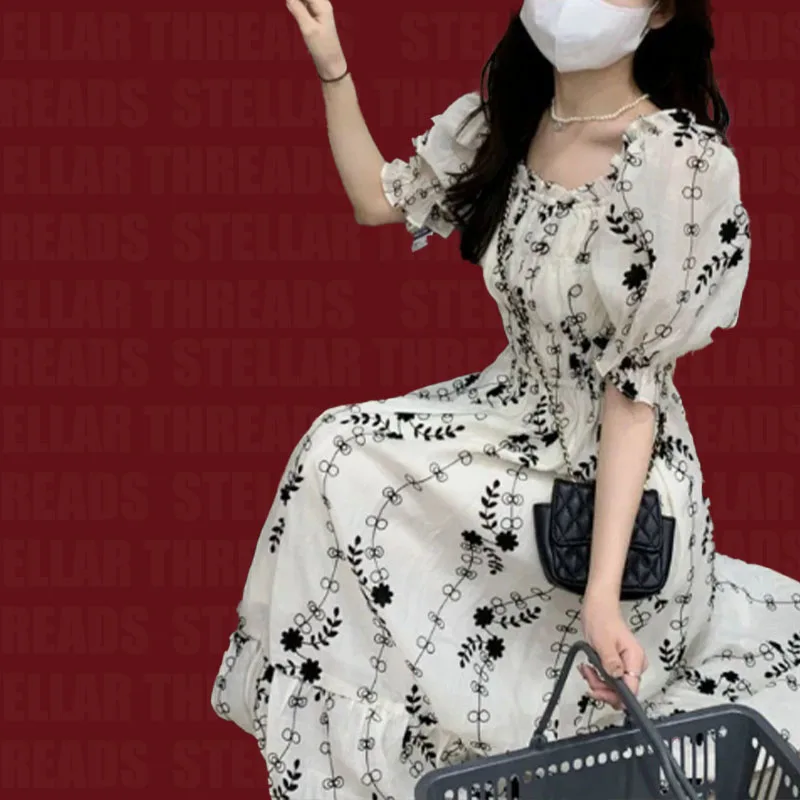 魅力的なオフショルダー パフスリーブ花柄シフォン ドレス: エレガンス、レジャー、楽なスタイルを滲み出します。