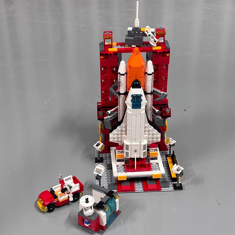 1000pcs-building-blocks-featuring-an-aerospace-themered-rocket-model-a-rocket-launch-center-set-of-building-blocks