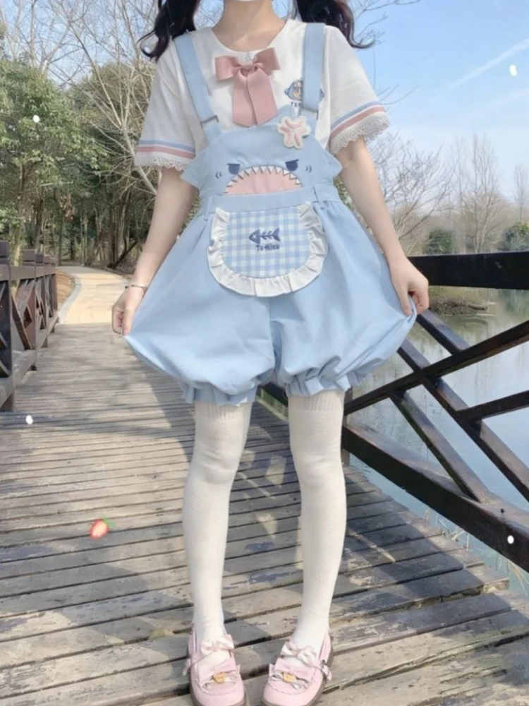 Conjunto de 2 piezas estilo Lolita Kawaii en azul, blanco y rosa, con volantes de encaje, lazo, bolsillos a cuadros y pantalones bombachos tipo overal para adolescentes, para uso diario.