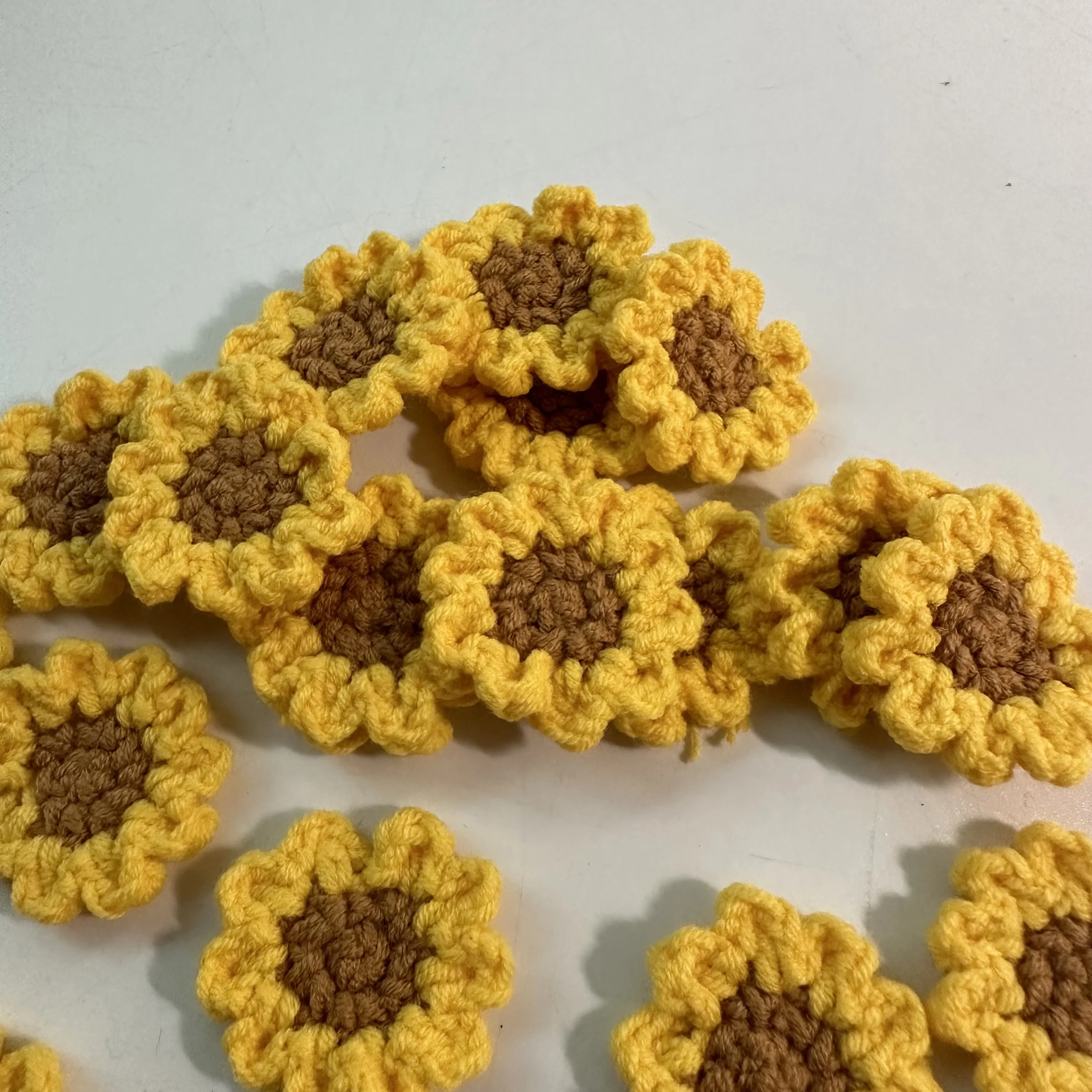 10pcs/Lot Handmade 3CM Hand Knitt Crochet Sunflower 3D Flower Knitted Quilt Applique Patch Craft Ornament DIY Hairpins Hat Decor