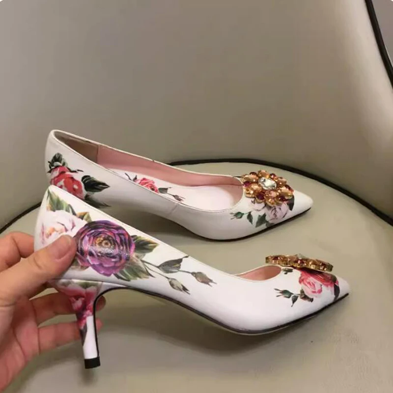 

Кожаные свадебные туфли-лодочки с цветочным принтом пиона и бриллиантами, острый носок, высокие каблуки, вечерние модельные туфли без шнуровки с драгоценными камнями и кристаллами, женские туфли