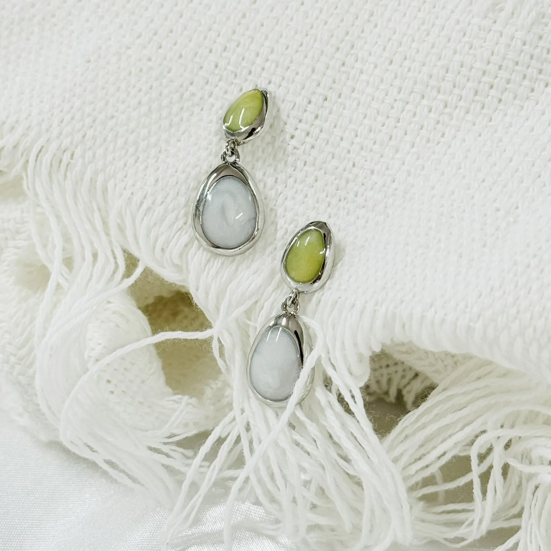 Moda ve Taze Beyaz Yeşil Su Damlası küpe kadınlar için Sabah Çiy gümüş 925 kakma Düzensiz Mücevher küpe damızlık Takı