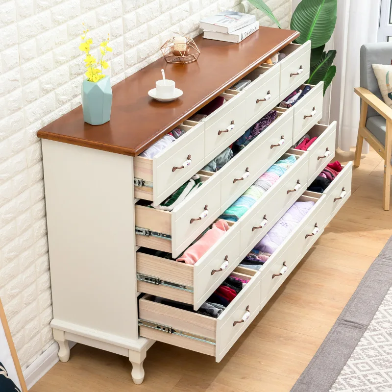 無垢材のチェスト引き出し収納、小さなアパートのリビングルーム収納